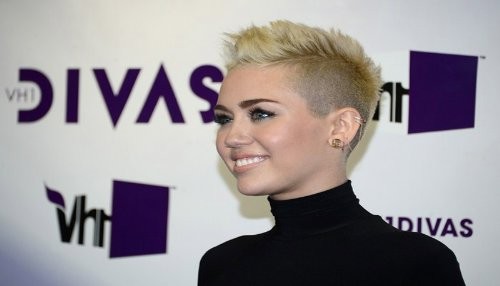 Miley Cyrus luce atrevida en el VH1 Divas 2012 [FOTOS]