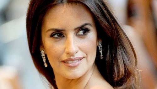 Penélope Cruz intenta amamantar a un bebé en su nuevo film [FOTOS]