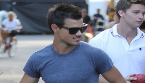 Taylor Lautner juega al fútbol con Patrick Schwarzenegger [FOTOS]