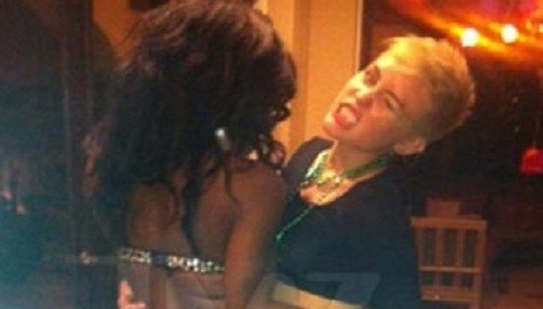 Miley Cyrus le toca el trasero a stripper semidesnuda [FOTO]