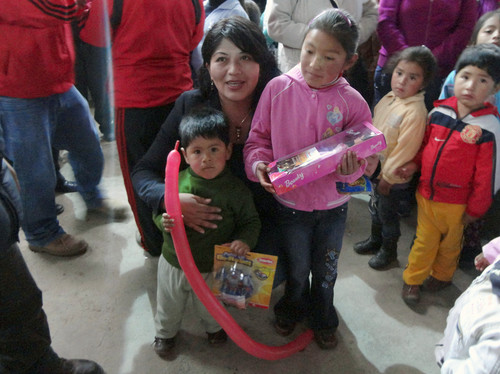 [Huancavelica] Entregan regalos a niños de Huaytará por Navidad