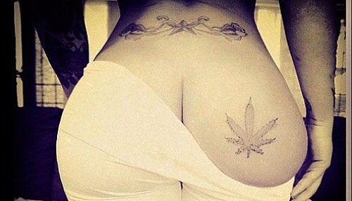 Rihanna publica foto de su trasero con nuevo tatuaje [FOTO]