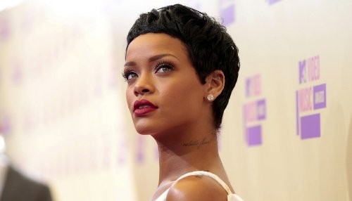 Rihanna muestra imagen de la mano de Brown sobre la suya en Twiter [FOTO]