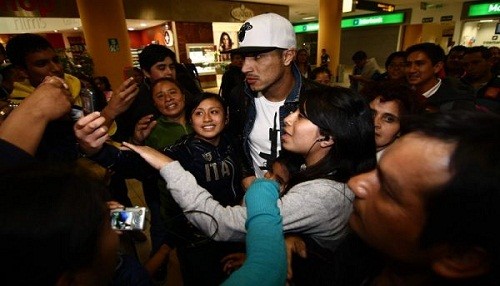 Paolo Guerrero llegó a Lima y fue recibido por la hinchada peruana