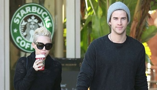 Miley Cyrus y Liam Hemsworth de la mano en Starbucks [FOTOS]