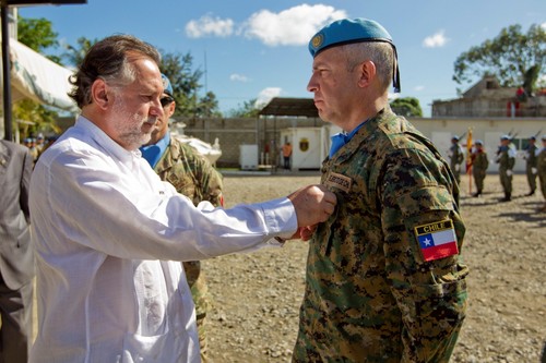 Noticia: Minustah condecora y destaca profesionalismo de cascos azules de Ecuador y Chile que cumplen labores en Haití