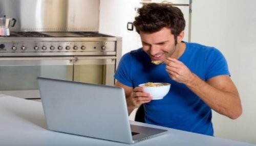 El uso de Facebook nos hace más propensos a comer bocadillos no saludables
