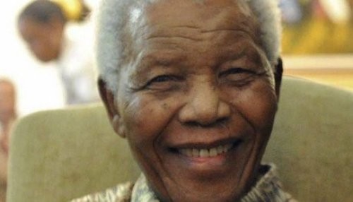 Nelson Mandela es dado de alta de un hospital en Sudáfrica