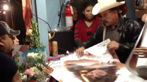 Jenni Rivera: padre de artista vende discos y posters con su autógrafo