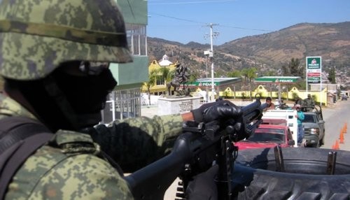 México: Una mujer, su bebé y 12 menores de edad capturados con drogas y armas