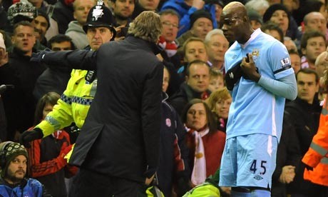 Mario Balotelli agarra a puñetes a su entrenador del Manchester City [FOTOS]