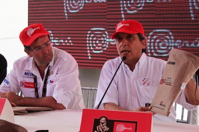 Entregan bolsas ecológicas a participantes del Dakar 2013