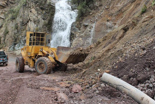 Gobierno Regional de Huancavelica apoya en limpieza de carretera bloqueada por huayco