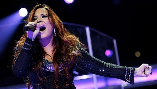 Demi Lovato se aferra al amor de Logan Henderson