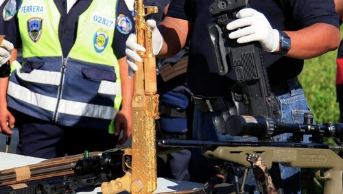 Incautan en Honduras un AK- 47 bañado en oro