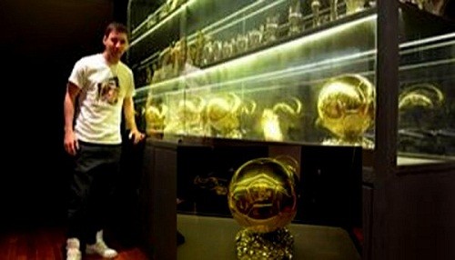 Lionel Messi posó con sus cuatro Balones de Oro [FOTO]