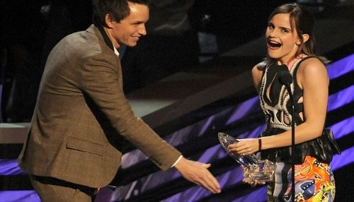 Emma Watson se lleva un premio en los Peoples Choice Awards 2013 [FOTOS]