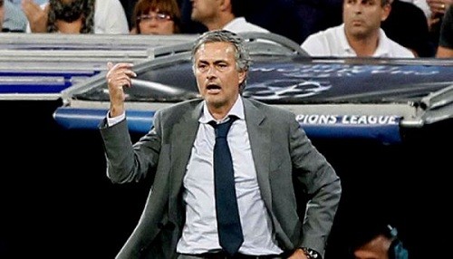 Mourinho es acusado de darle una patada a un hincha del Real Madrid