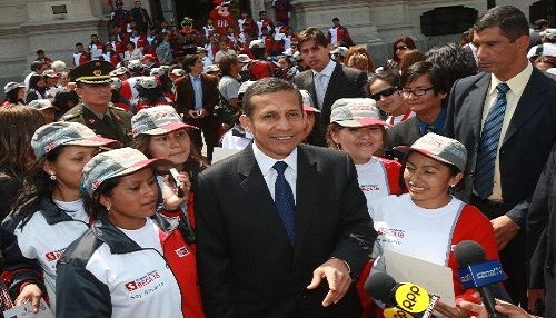 Ollanta Humala despide a jóvenes de Beca 18