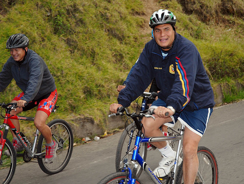 Rafael Correa hace campaña en bicicleta Ver (Video)