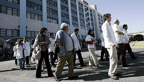 Trabajadores de Essalud protestan en misa de cardenal Juan Luis Cipriani