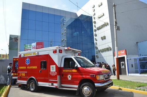 Municipalidad de San Martín de Porres entrega ambulancia a bomberos