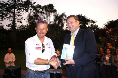 Embajador de Francia, Jean-Jacques Beaussou, rinde homenaje a los pilotos del Rally Dakar 2012