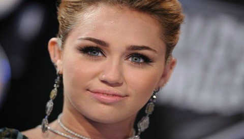 Miley Cyrus fue captada con la cremallera abajo (Foto)