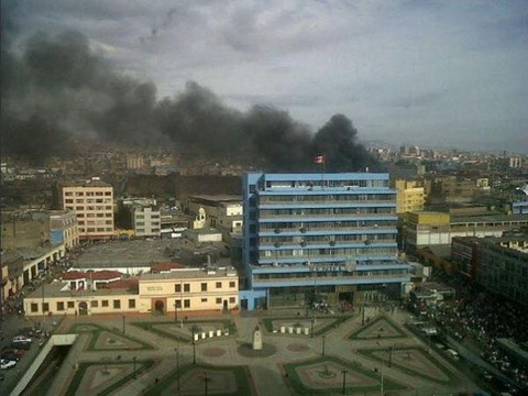 Último minuto: Voraz incendio se desata en Mesa Redonda