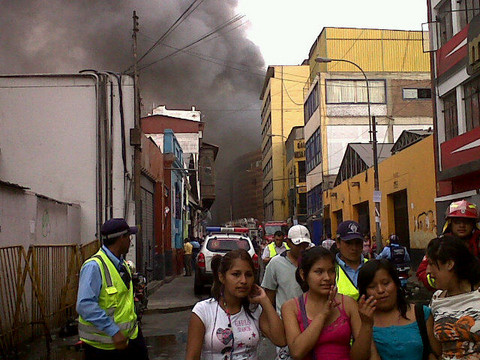 Falta de agua en zona del incendio dificulta labor de bomberos