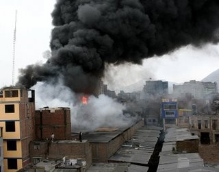 Incendio en Mesa Redonda: Fuego está controlado al 95%