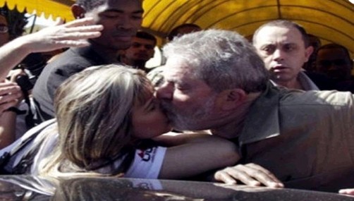 Lula da Silva besa en los labios a sindicalista