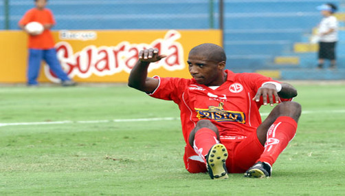 Luis Guadalupe feliz con 'golazo' de Juan Vargas