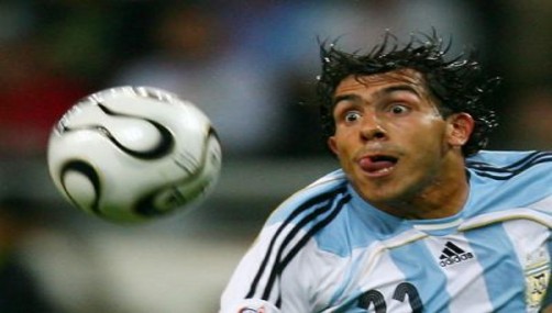 Carlos Tevez agradece al fútbol el no estar muerto