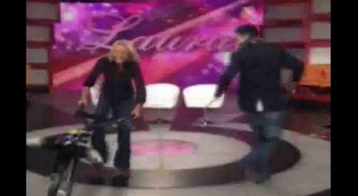 VIDEO: Laura Bozzo sufre caída en su programa