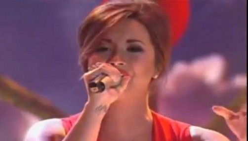 Demi Lovato interpreta 'Skyscraper' en inglés y español (video)