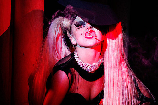 Lady Gaga sorprende con sombrero en forma de espermatozoide