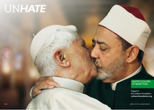 Benetton se disculpa con fieles por afiches del Papa besando al Imán del Cairo
