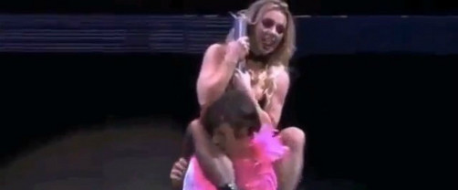 Fan muerde la pierna a Britney Spears durante concierto