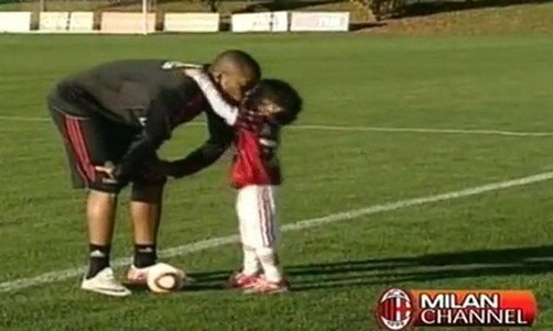 Robinho le enseña a hacer la bicicleta a su hijo