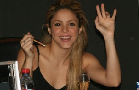 Shakira interpreta en fránces salsa 'La quiero a morir'