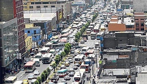 Multarán subida de personas en paraderos prohibidos de avenida Abancay