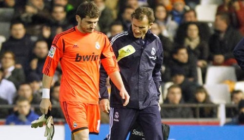 Iker Casillas de baja por cuatro semanas tras fracturarse la mano