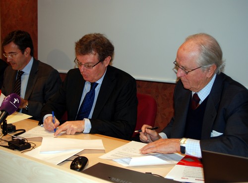 El rector de la UCLM, Miguel Ángel Collado, el director general de Indra, Santiago Roura, y el presidente de Fundación Adecco, José María Echevarría y Arteche