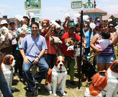 Alcalde presenta novedosos 'Mascotachos' junto a un grupo de vecinos