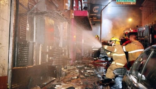 Brasil: Guardias de seguridad bloquearon la salida tras incendio en discoteca