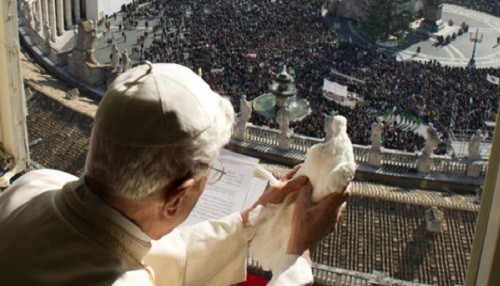 Una gaviota atacó la paloma de Benedicto XVI [FOTO]