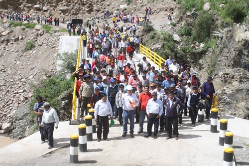 Inauguran puente sobre Río Mantaro: Diresa Huancavelica convoca 1241 plaza para contratar personal de salud
