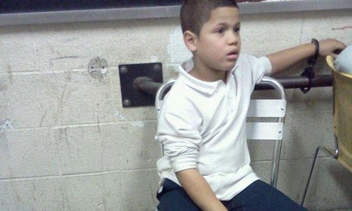 Estados Unidos: arrestan e interrogan a niño hispano por robar 5 dólares