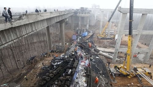 China: Explosión de fuegos artificiales mata a 26 personas y destruye una autopista [FOTOS]